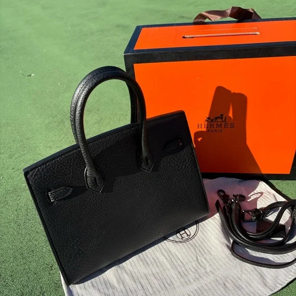 Elegant Black Leather Handbag - Picture 4 of 11